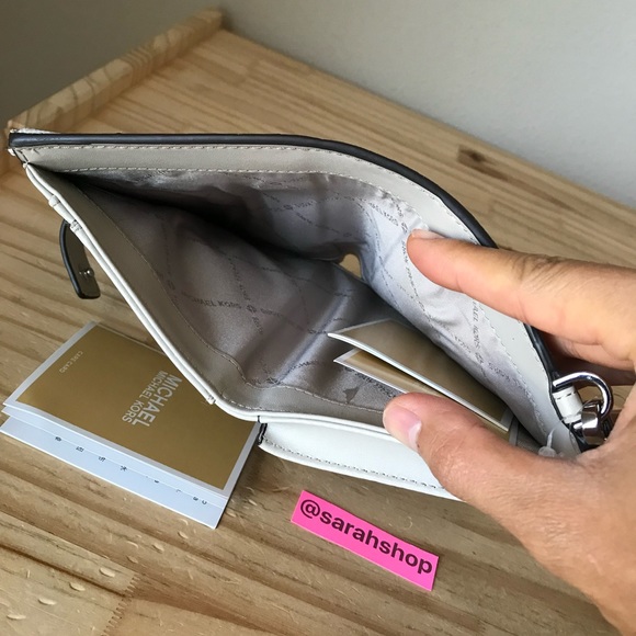 Michael Kors wallet🎈🎈 - Picture 6 of 7